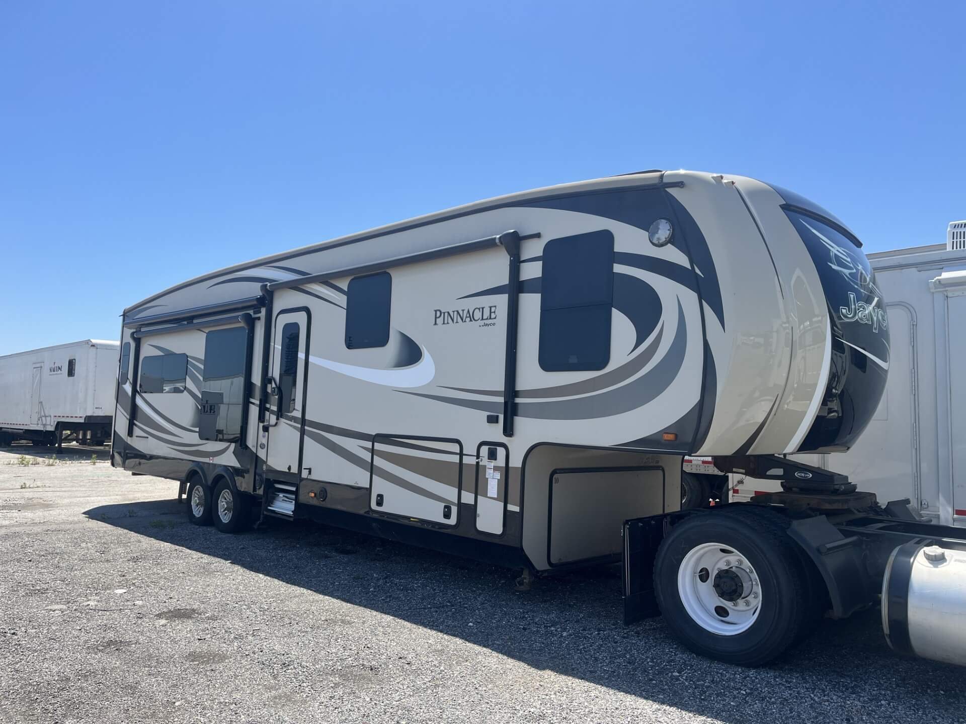 Motorhomes &<br/>5th Wheel Trailers